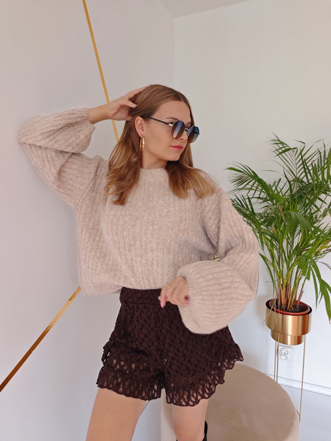 Beżowy sweter prążkowany z dzwonkowym rękawem UNI