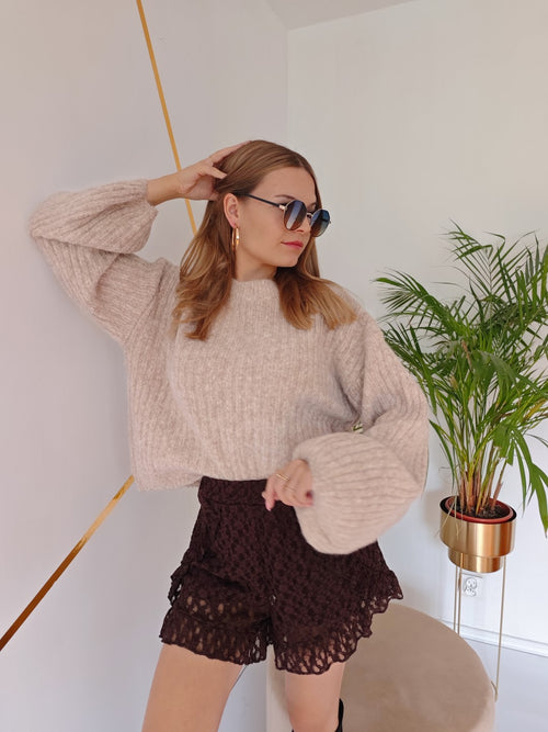 Beżowy sweter prążkowany z dzwonkowym rękawem UNI