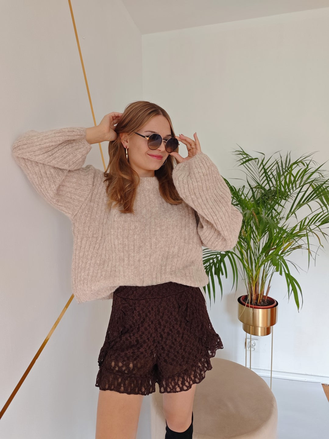 Beżowy sweter prążkowany z dzwonkowym rękawem UNI