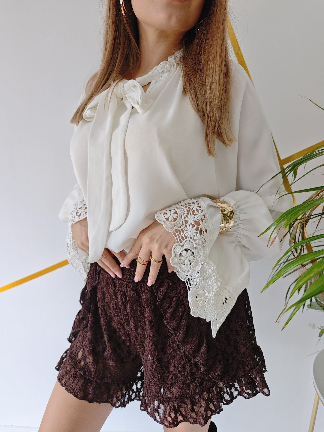 Elegancka bluzka z kokardą i koronkowymi rękawami biała