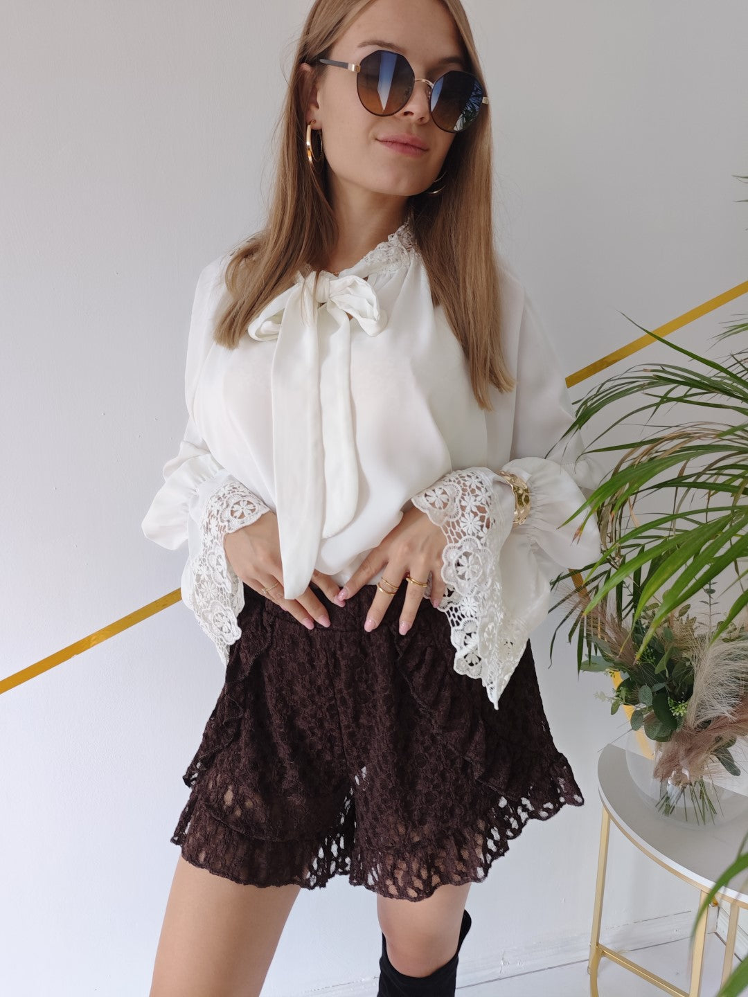 Elegancka bluzka z kokardą i koronkowymi rękawami biała