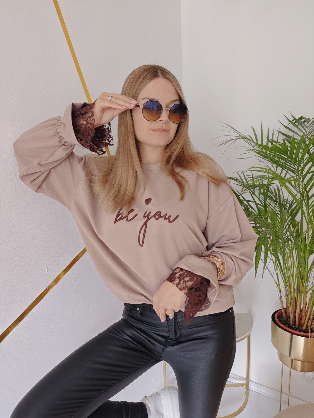 Bluza Taupe „Be You” z koronkowymi mankietami