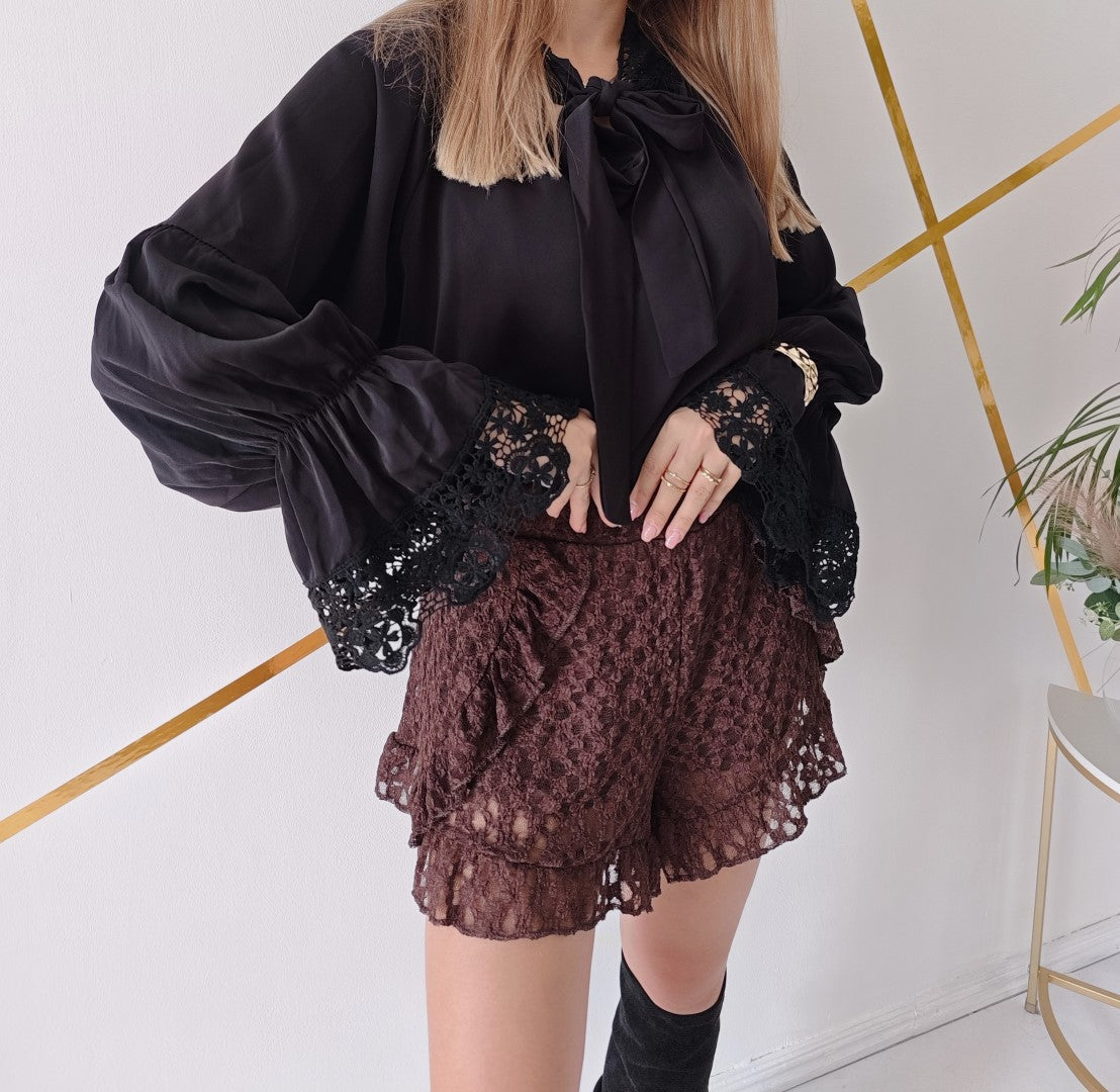 Elegancka bluzka z kokardą i koronkowymi rękawami  czarna