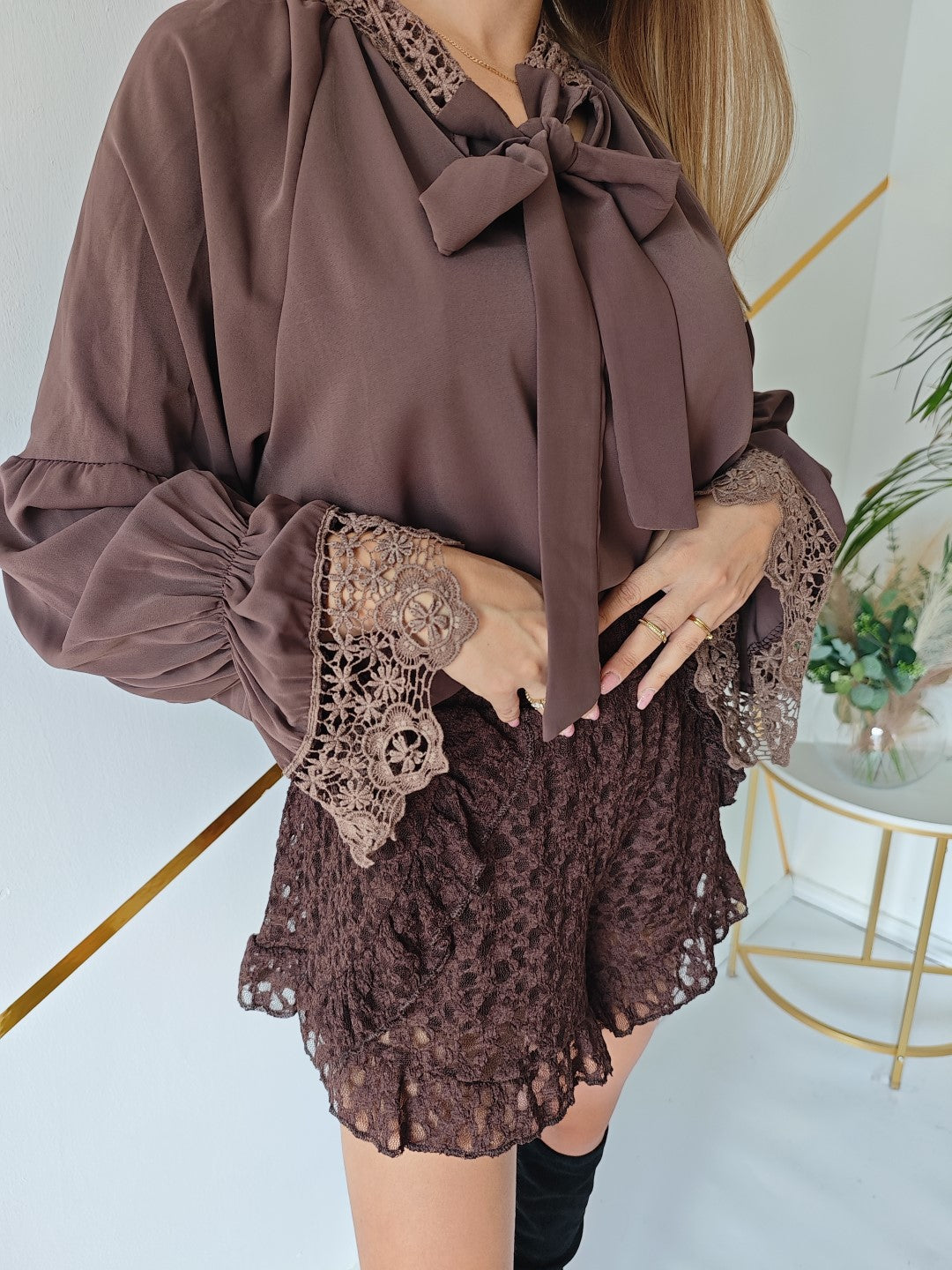 Elegancka bluzka z kokardą i koronkowymi rękawami czekoladowa