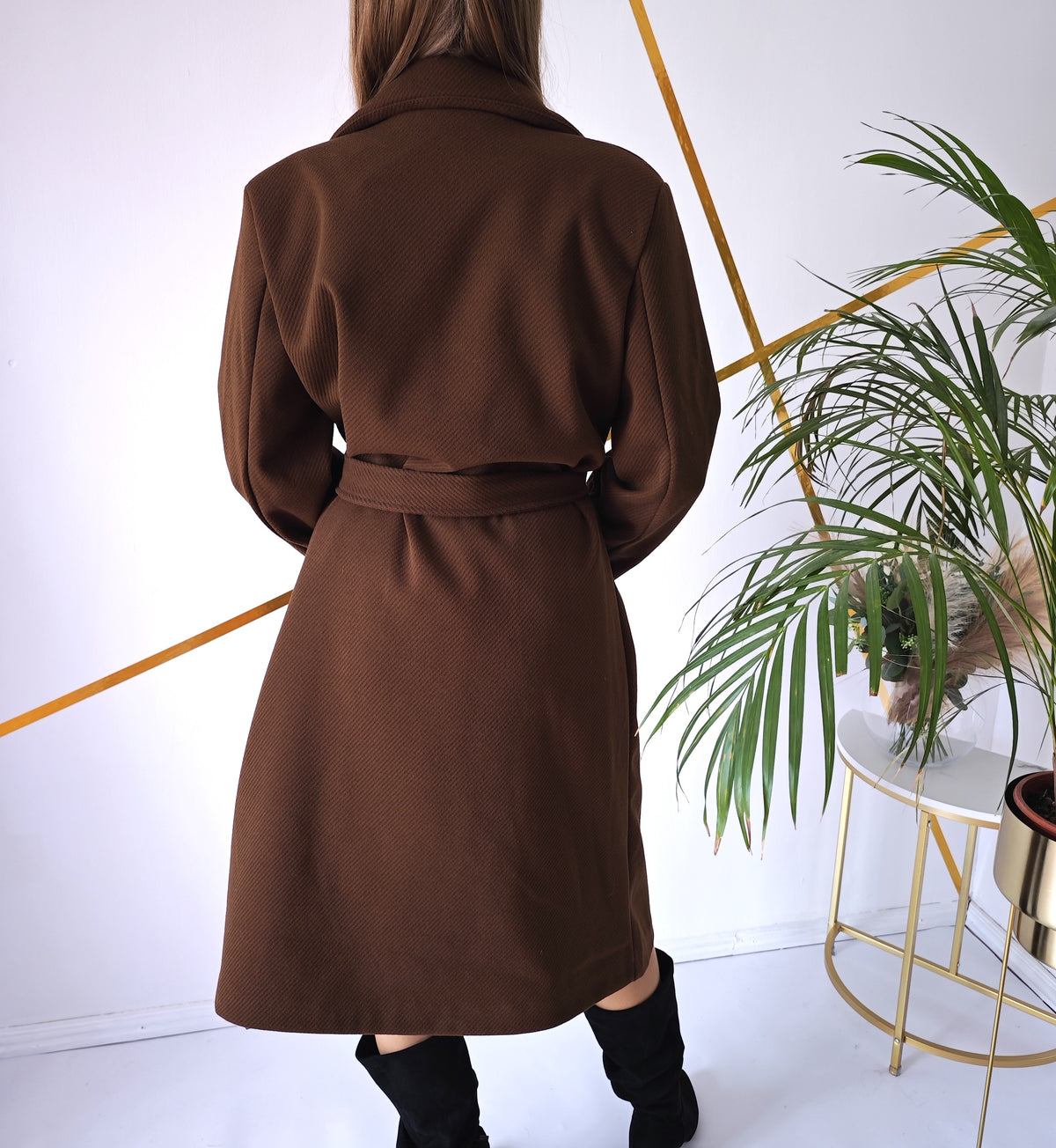 Czekoladowy długi płaszcz dwurzędowy z paskiem i broszką