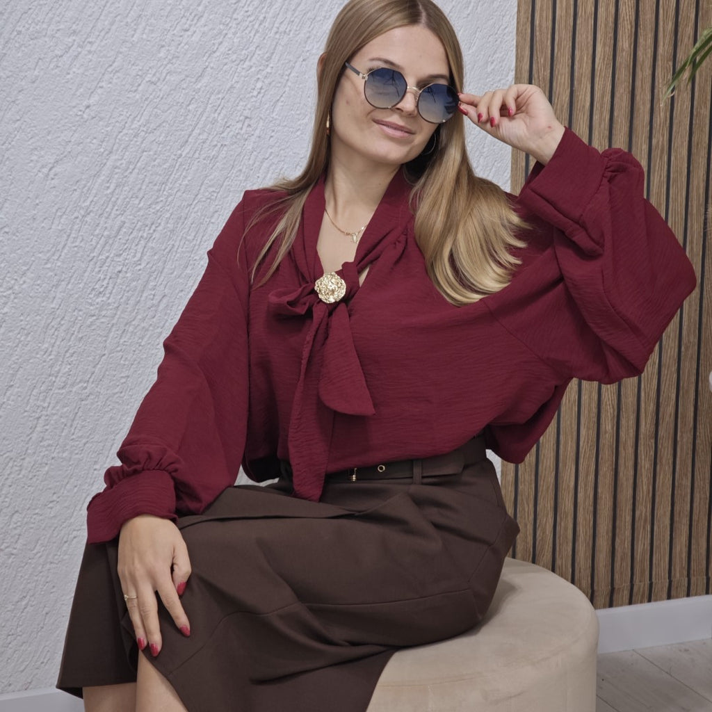 Bordowa bluzka damska elegancka z kokardą i złotą broszką luźny fason, bufiaste rękawy