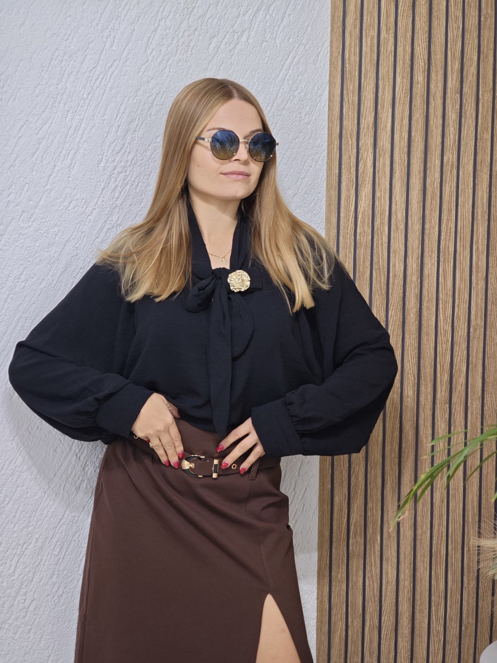 Czarna bluzka damska elegancka z kokardą i złotą broszką luźny fason, bufiaste rękawy