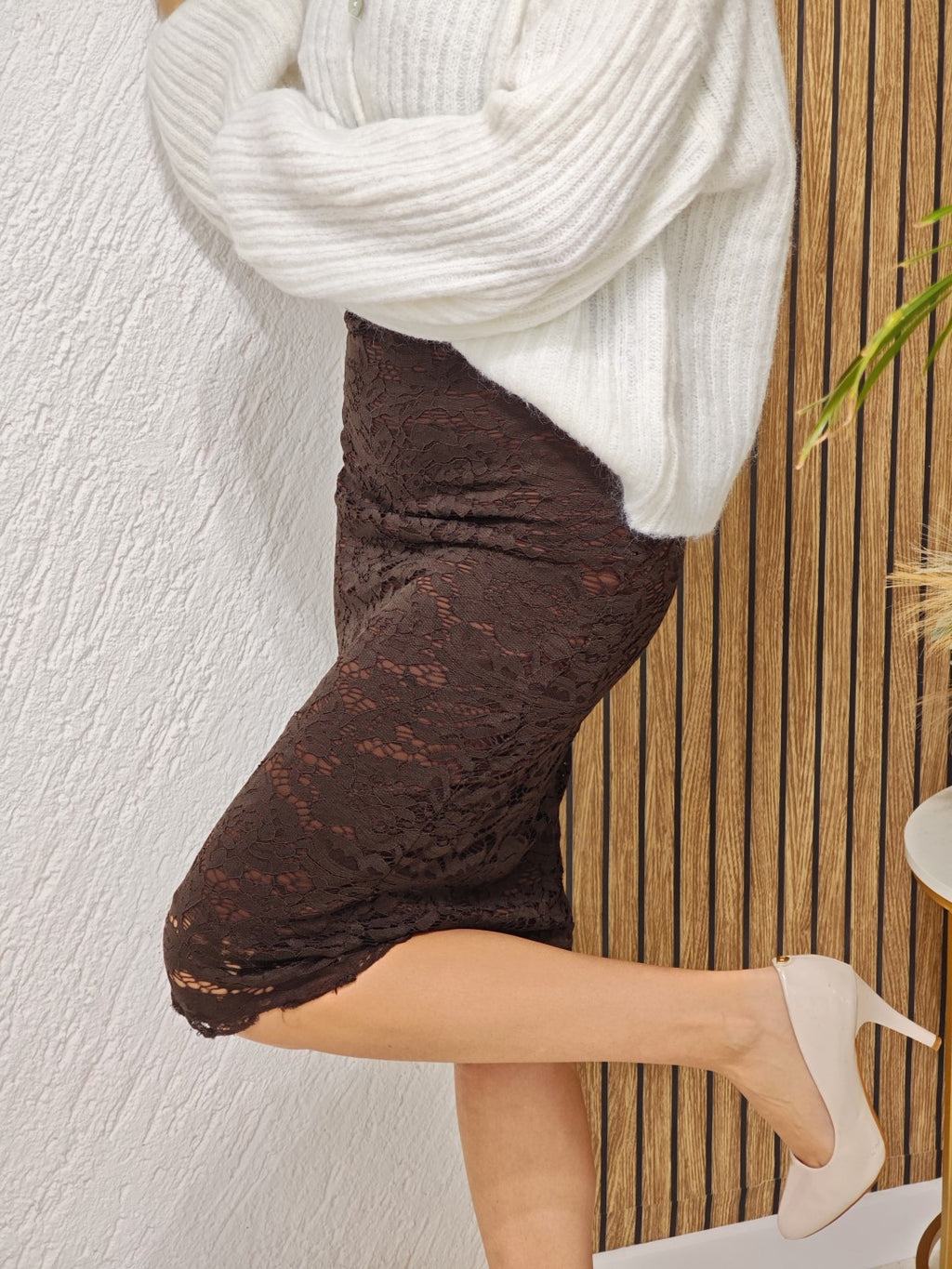 Spódnica damska czekoladowa koronkowa midi ołówkowa z wiskozą – elegancka